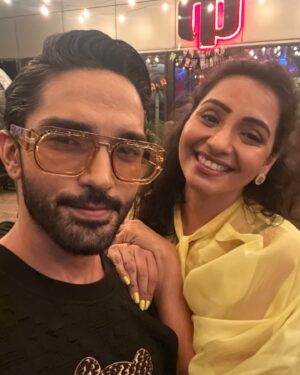 Harsh Rajput Instagram - Happy birthday dearest @himanshiparashar 
May this year brings lots of love and prosperity to you.
Godbless you🤗
.
.
.
.
.
#harshrajput #himanshiparashar #vijayendrakumeria #tmd #rumi #actor #birthday #celebration #cake #gratitude