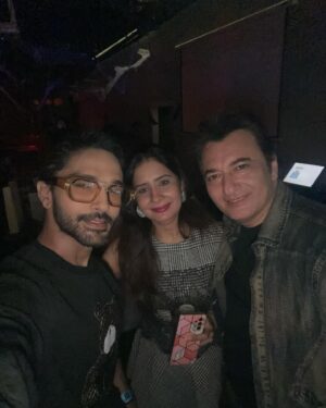 Harsh Rajput Instagram - Happy birthday dearest @himanshiparashar 
May this year brings lots of love and prosperity to you.
Godbless you🤗
.
.
.
.
.
#harshrajput #himanshiparashar #vijayendrakumeria #tmd #rumi #actor #birthday #celebration #cake #gratitude