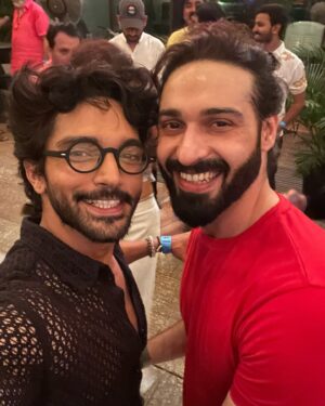 Harsh Rajput Instagram - Happiest birthday brother🎂❤️
@vijayendrakumeria 
May this year brings lots of love and happiness to you.
What a wonderful night it was thank you🤗
.
.
.
.
#harshrajput #vijayendrakumeria #tmd #birthday #birthdayparty #brother #gratitude
