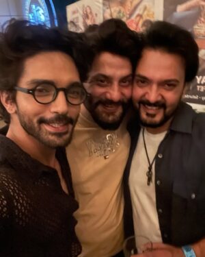 Harsh Rajput Instagram - Happiest birthday brother🎂❤️
@vijayendrakumeria 
May this year brings lots of love and happiness to you.
What a wonderful night it was thank you🤗
.
.
.
.
#harshrajput #vijayendrakumeria #tmd #birthday #birthdayparty #brother #gratitude