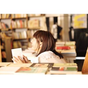 Haruka Ayase Instagram - 童話の世界に出てきそうな本屋で思わずはしゃぐ姿をパシャリ📷
こちらもオビドスの書店📕

#ハルカノイセカイ
#ハルカノイセカイ03
#ハルカノイセカイ リスボン
#綾瀬はるか
#新津保建秀
#世界を食べ歩き
#LUMIXS1R 
#LUMIXS1