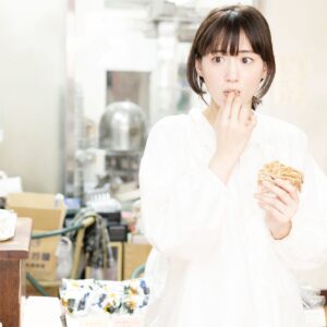 Haruka Ayase Instagram - 手天品
台北市大安區潮州街 188-1 號

名物のうずまきクッキーをぽりぽり🌀#ハルカノイセカイ 写真集を見てくれた方は気付いたと思いますが、あの🌀お茶目な写真は、こちらのお店で撮影したものです💕
あの写真を撮った時、現場は大爆笑🤣 ※もちろんトマトの写真もです🍅 最高にチャーミングな綾瀬さん💕

それにしても、ここの手作りのお菓子はどれもレベルが非常に高い‼️
パイナップルケーキや胡桃入りの棗は、撮影クルーたちもお土産に大量に買いこみました。
ぜひ、お店に遊びに行った際は、綾瀬さんと同じお茶目なうずまき🌀ショット📸撮ってみてくださいね🤣

#綾瀬はるか
#綾瀨遙
#佐内正史
#ハルカノイセカイ 
#台湾
#手天品
#LUMIXS1R