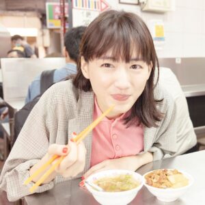 Haruka Ayase Instagram - 台中第二市場 
台中市中區三民路二段 87 號

美味しいにこにこ😊😊
見ているこちらもにこにこしてしまう写真ですね。

台中第二市場で、魯肉飯とスープのランチ🥢

ここでは、いろいろな食材&小吃が売られています🥬🥩🧐 映画のセットのようなレトロで活気溢れる台中の #グルメナイセカイ を食べ歩き。時には綾瀬さんも行列に並んで、いろんな美味しい小吃を食べました😘 謝射！台中😋

#綾瀬はるか
#綾瀨遙 
#佐内正史
#ハルカノイセカイ
#台湾
#台中
#魯肉飯
#LUMIXS1R