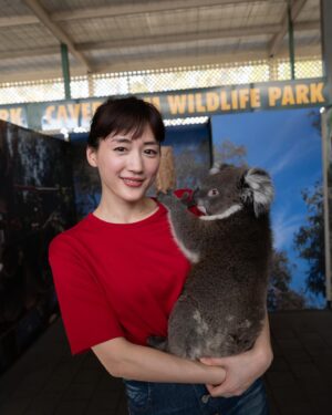 Haruka Ayase Instagram - コアラにも愛されるの巻🐨🐨

#ハルカノイセカイ
#ハルカノイセカイ04
#ハルカノイセカイパース
#綾瀬はるか
#TAKAKONOEL
#世界を食べ歩き
#LUMIXS1R 
#LUMIXS1
#パース
#カンガルー
#クオッカ
#ウォンバット