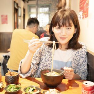 Haruka Ayase Instagram - 林東芳牛肉麺
台北市中山區安東街4-3號

あっさりスープにもちもちの太麺🍜 牛肉、牛すじが入った牛肉麺は台湾のソウルフードの一つ。この日はランチで頂きましたが、朝4時まで営業しているので、夜飲んだ帰りに立ち寄る人も多いみたいです。日本でいう〆ラーメンですね🍜 行列の人気店です‼️いっただきまーす😄🥢 #綾瀨遙
#綾瀬はるか
#佐内正史 
#ハルカノイセカイ
#台湾
#牛肉麺
#LUMIXS1R
