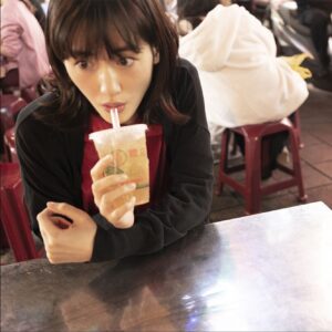Haruka Ayase Instagram - 寧夏夜市

これは、愛玉子（オーギョーチー）というゼリーのようなものが入ったレモンドリンクを飲んでる様子。
台湾にはこの愛玉子のドリンクが屋台に必ずと言っていいほど売られてます。
モッチモッチの食感をぜひ楽しんでください🥰

#綾瀬はるか
#佐内正史
#ハルカノイセカイ
#愛玉子
#台湾
#寧夏街夜市 
#LUMIXS1R