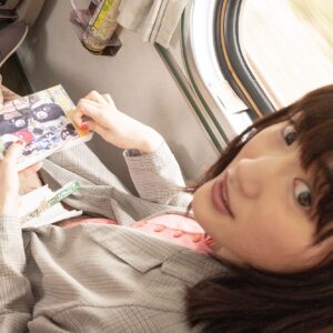 Haruka Ayase Instagram - 台北→台中へ。在来線に乗って一泊二日のお出かけです😊🚃電車の旅の楽しみは、なんといっても駅弁🍙 台北駅にある#台鐵便當本舖 で買った駅弁をお供に撮影クルーとワイワイ♫ 甘辛の排骨や煮卵、野菜などのいろいろな具材⭐️🌝🌏🌞がしきつめられているお弁当を"宇宙弁当"と名付けて、いただきました🙏
電車から台湾の街並みを眺めるのも楽しい！

#綾瀬はるか 
#綾瀨遙 
#佐内正史 
#ハルカノイセカイ 
#台湾
#LUMIXS1R