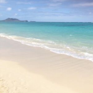 Haruka Ayase Instagram - 実は、ハンモックの撮影をしたロケ場所の前にはこんな海が広がっていました🏖
グリーンがかったグラデーションがとてもきれいですね〜
写真集の水着を着てるシーンはここで撮影されています🥰

#ハルカノイセカイ
#ハルカノイセカイ02
#ハワイ
#綾瀬はるか
#NDCHOW
#LUMIXS1
#LUMIXS1R
#LUMIXGINZATOKYO