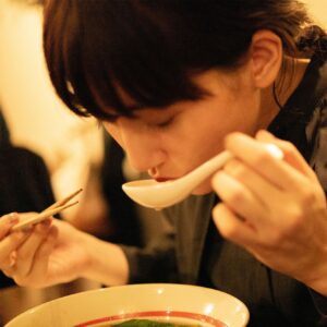 Haruka Ayase Instagram - 時寓
台北市中山區建國北路一段68號2樓 
台湾の家庭料理を楽しめる、隠れ家レストランへ🍽 アンティーク家具がセンス良く配置され、お店の雰囲気もとっても素敵🌹  12種の香辛料で味付けられた店主こだわりの牛肉麺や、台湾的おでんの滷味拼盤は、ほんと〜に美味しいので必食です😋😋‼️
#ハルカノイセカイ に出てくるインパクト大な牛肉麺の写真は、こちらのお店のものなんです🤫💕 お楽しみに♡

#綾瀬はるか
#佐内正史
#ハルカノイセカイ 
#台湾
#時寓
#LUMIXS1R