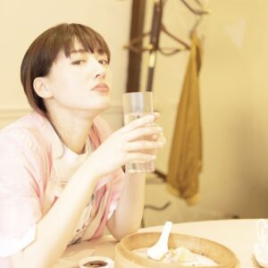 Haruka Ayase Instagram - 點水樓　南京店
台北市松山區南京東路四段61號

昨日に引き続き、
#點水樓
での一コマです。
カメラに向かって、ちょっぴりふざけて睨みをきかせてくれてます😂

えー、まだ撮るの？とでも言いたそうな表情ですね。

ちなみに、こちらのカスタード饅がとても美味しいんです。
フォトブックの中でも触れられてた、あれです…
また、詳細は追ってお話ししますね🥰

#綾瀬はるか
#綾瀨遙 
#佐内正史
#ハルカノイセカイ
#台湾
#LUMIXS1R