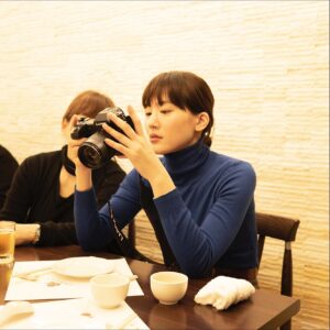 Haruka Ayase Instagram - 人和園雲南菜 
台北市中山區錦州街 16 號

スナップエンドウのスープが来るまで、撮影した写真をヘアメイクの中野明海さんと一緒に確認📷💕 #ハルカノイセカイ 台湾版のすべての写真は、Panasonicの#LUMIXS1R で撮影されているのです✨

#綾瀬はるか
#佐内正史
#ハルカノイセカイ
#台湾
#人和園雲南菜