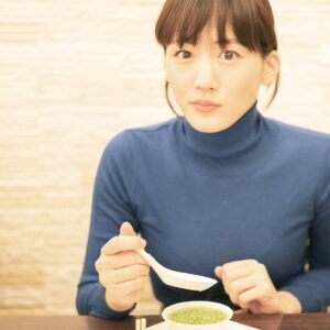 Haruka Ayase Instagram - 人和園雲南菜 
台北市中山區錦州街 16 號

ミャンマーにほど近い、中国・雲南省🐼  この地域に住む少数民族の料理『雲南料理』を食べられるお店です。
スナップエンドウのスープや釈迦頭(バンレイシ)の写真をすでにご紹介していますが、台湾でももちろん日本でも珍しい雲南料理なので、まだまだご紹介(^^) 美味しくておかわりしたスナップエンドウのスープと綾瀬さん。待ってました💕とプチプチの食感を楽しんでいます。

そして、ポルチーニ茸の餡が入った春巻き。こちらも美味しすぎておかわりした一皿です。イタリア料理のイメージが強い高級きのこのポルチーニ茸、実は雲南料理でもよく使われる食材なんです🍄 
そして、#ハルカノイセカイ の裏表紙にもなった釈迦頭をカットした写真。甘さが強いので、「お腹いっぱい、、でも、あと一口だけ！」という〆のデザートにぴったりです😋

#綾瀬はるか
#綾瀨遙 
#佐内正史 
#ハルカノイセカイ
#台湾
#雲南料理
#人和園雲南
#ポルチーニ茸
#釈迦頭
#LUMIXS1R