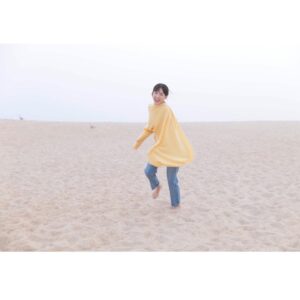 Haruka Ayase Instagram - ナザレのビーチ⛱
たまたま、撮影クルーが訪れたその日は夏の終わりを告げるタイミングで、バカンス用に用意されているテント（海の家みたいな？）が片付けられておりました…🦅
そんなちょっぴりエモーショナルな状況だったこともあり、書籍内ではシックな禁欲的な装いをまとった写真が掲載されているのですが…
撮影中、思わず白い砂浜にテンションが上がった一瞬がこちらになります😂

#ハルカノイセカイ
#ハルカノイセカイ03
#ハルカノイセカイ リスボン
#綾瀬はるか
#新津保建秀
#世界を食べ歩き
#LUMIXS1R 
#LUMIXS1
