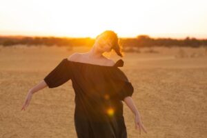 Haruka Ayase Instagram - Pinnaclesという砂漠で、夕陽の中撮影。
踊り始め、口ずさんでいる曲は『パプリカ』でした🥰🫑

#ハルカノイセカイ
#ハルカノイセカイ04
#ハルカノイセカイパース
#綾瀬はるか
#TAKAKONOEL
#世界を食べ歩き
#LUMIXS1R 
#LUMIXS1
#パース
#カンガルー
#クオッカ
#ウォンバット