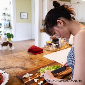Haruka Ayase Instagram - ハルカノイセカイプロジェクトの見どころのひとつといえば、料理シーン🥰
台湾では餃子を作りましたが、ハワイではBBQをしました。
みなさんもご存知の通り、本当にお料理上手👏普段、料理されてる感じが伝わります😍
状況が落ち着いたら、みなさんもぜひキッチン付きのコンドミニアムやエアビーなどを活用し、暮らすように旅するハワイを楽しんでください。
スーパーやマーケットに足を運んで食材を買ってみんなで作って食べる🥩🥬🥕🍍
きっと素敵な思い出になるはずです。

#ハルカノイセカイ
#ハルカノイセカイ02
#ハワイ
#綾瀬はるか
#NDCHOW
#LUMIXS1
#LUMIXS1R
#LUMIXGINZATOKYO