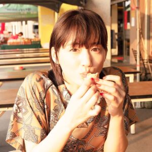 Haruka Ayase Instagram - 台中→台北の帰路は、いろいろな撮影スポットに寄るため、ロケバスで移動しました🚌 
撮影でぐったりかと思ったら、綾瀬さんは移動中も元気元気😆 たくさんお喋りしていました！
 途中、休憩で立ち寄ったサービスエリアで、綺麗な夕陽に照らされながら、おやつタイム🌇🍪🍦☕️ この後台北に着いてから、ディナーもたらふく食べました😂🍽 #綾瀬はるか
#綾瀨遙 
#佐内正史 
#ハルカノイセカイ 
#台湾
#服務區
#サービスエリアグルメ
#台湾グルメ旅
#LUMIXS1R