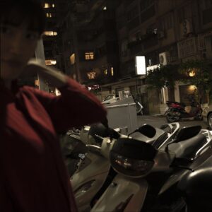 Haruka Ayase Instagram - 闇に光る瞳…🦉🦉🦉
台北の夜、何気ない道端で捉えた一枚。
ハルカノイセカイは、
ここじゃないどこかと繋がっている。
ちょっぴり不思議な感覚に襲われる、
そんな体験ができる一冊になってます。
綾瀬さん直筆の文章とフォトブックは
とても深い繋がりがあるんです。
ぜひ、謎解きも楽しんでください。

#綾瀬はるか
#綾瀨遙 
#佐内正史
#ハルカノイセカイ 
#台北
#パラレルワールド
#異世界
#LUMIXS1R