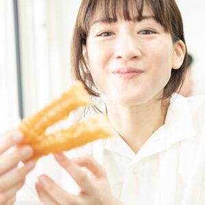 Haruka Ayase Instagram - 鼎元豆漿
台北市中正區金華街 30-1 號 
台北での朝ごはん。せっかくなら朝食専門店へ😄  豆乳に干しエビやザーサイ、ネギ、揚げパンの入った鹹豆漿（シェントウジャン）は、台湾定番の朝食です🐣

#綾瀬はるか
#佐内正史
#ハルカノイセカイ
#台湾
#鼎元豆漿