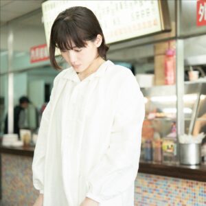 Haruka Ayase Instagram - 鼎元豆漿
台北市中正區金華街 30-1 號

ローカルの人たちが毎日行列をつくる老舗の朝食屋さん。テイクアウトとイートインの 2 列があり、両方すごい行列です😳😳 これはどっちの列なのかな？ということで、前に並んでいる人に 「內用(ネイヨン=店内)?」と聞いてみると、どちらの列か教えてくれました🤗ついでに「ここのお店は小籠包も美味しいわよ！」としっかりオススメ情報も😆台北の人たちはいつもとっても親切です☺️❣️
具材の旨味が詰まった鹹豆漿は必食‼️ 甘いものがお好きな方には、砂糖で味をつ けた甜豆漿(ティエントウジャン)も。 朝からお腹ぱんぱんです。。。 #綾瀬はるか
#綾瀨遙 
#佐内正史
#ハルカノイセカイ
#台湾
#鼎元豆漿
#台湾朝食
#LUMIXS1R