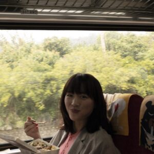 Haruka Ayase Instagram - 台中への移動中に駅弁を食べました。揚げた豚肉、甘酸っぱいキャベツと煮卵をのっけた駅弁…
地味だけど、滋味深い味がするのです。
とっても丁寧な気持ちになる不思議な駅弁。
現地の方は、これを宇宙弁当と呼ぶそうです。その理由は不明…🤔
皆さんも台湾に行かれた際は必ず駅弁を試してください🥰

#綾瀬はるか
#綾瀨遙 
#佐内正史
#ハルカノイセカイ
#駅弁
#台鐡
#台鐡便當 
#LUMIXS1R