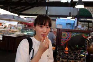 Haruka Ayase Instagram - はちみつショップへ寄り道🐝色んな種類をテイスティングしました🍯😋

#ハルカノイセカイ
#ハルカノイセカイ04
#ハルカノイセカイ パース
#綾瀬はるか
#TAKAKONOEL
#世界を食べ歩き
#LUMIXS1R 
#LUMIXS1
#パース
#カンガルー
#クオッカ