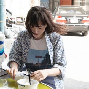 Haruka Ayase Instagram - 夏樹甜品 
台北市大同區迪化街一段 240 號

杏仁豆腐に豆花、雪花冰など素朴な味がクセになる台湾デザートの名店🍧 迪化街のお買い物中にぜひとも立ち寄りたい、レトロで可愛いお店です🐣
すべて手作りというトッピングを自由に選んでのせていきましょう〜！ テイクアウトして歩きながら食べてる食いしん坊スタイルも、 #ハルカノイセカイ に載ってますよ😋💕 #綾瀬はるか
#佐内正史
#ハルカノイセカイ 
#台湾
#夏樹甜品
#LUMIXS1R