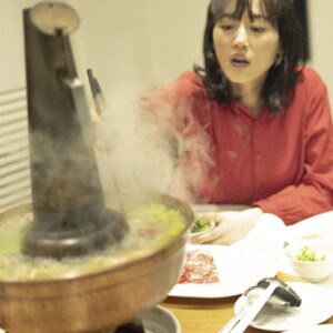 Haruka Ayase Instagram - 圍爐
台北市大安區仁愛路四段345巷4弄36號

乳酸発酵された後に刻んだ白菜がたっぷり入った酸白菜鍋の店。
ここ、本当に美味しくて、台湾に行く度に足を運ぶ人も多いのです😍
真ん中の煙突の下に熱々の炭が入ってるんです🔥
なんだか不思議な形。

こちらの写真、「あと、もう少しで食べられるかな？」という声が聞こえてきそうですね。

#綾瀬はるか
#綾瀨遙 
#佐内正史
#ハルカノイセカイ 
#圍爐
#台北
#酸菜白肉鍋 
#LUMIXS1R