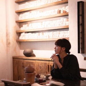 Haruka Ayase Instagram - 小慢
台北市大安區泰順街 16 巷 39 號

伝統とモダンが混ざり合う、台北屈指のセンスの良い茶藝館へ。オーナーのマダムを筆頭に上品なスタッフの方たちが、目の前で丁寧にお茶を淹れてくれます🍵 その美しい所作にうっとり☺️ 茶葉の香りを楽しみ、ゆったりとお茶をいただく静かで贅沢な時間。綾瀬さんはどんなことに思いを馳せていたのでしょう(……もしかして
食べ物のことかな😆) 店内に並ぶオーナーセレクトのヴィンテージの器や茶器はどれも素敵なものばかり。気に入った器や茶葉をお土産にするのも、台湾旅行の特別な思い出になりそうですね🕊

日本人スタッフの方も何人かいるので、日本語もOK。

大人の台湾時間をお過ごしください☺️🦋 #綾瀬はるか
#綾瀨遙 
#佐内正史
#ハルカノイセカイ
#台湾
#小慢
#台湾茶藝館
#LUMIXS1R