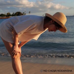 Haruka Ayase Instagram - 夕陽が照らす波打ち際にきれいな貝殻🐚を発見したのか…
はたまた、可愛く横歩きしてる🦀を見ているのか…
目線の先にあるものは、皆さんの想像にお任せします。
もし、何を見てるか思いついたら教えてください🤣

#ハルカノイセカイ
#ハルカノイセカイ02
#ハワイ
#綾瀬はるか
#NDCHOW
#世界を食べ歩き
#LUMIXS1
#LUMIXS1R
#LUMIXGINZATOKYO