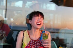 Haruka Ayase Instagram - サンセットタイムにモヒート片手に思わず大爆笑🤭🍸

#ハルカノイセカイ
#ハルカノイセカイ04
#ハルカノイセカイ パース
#綾瀬はるか
#TAKAKONOEL
#世界を食べ歩き
#LUMIXS1R 
#LUMIXS1
#パース
#カンガルー
#クオッカ
#ウォンバット