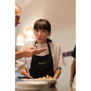 Haruka Ayase Instagram - リスボンのプライベートダイニングで家庭料理を学んだ時の写真です。このマッシュルームのソテーとんでもなく美味しかった〜。
あつあつを試食⇨熱々って、でも美味しい⇨マッシュルームのソテーとなっております🥰

#ハルカノイセカイ
#ハルカノイセカイ03
#ハルカノイセカイ リスボン
#綾瀬はるか
#新津保建秀
#世界を食べ歩き
#LUMIXS1R 
#LUMIXS1
