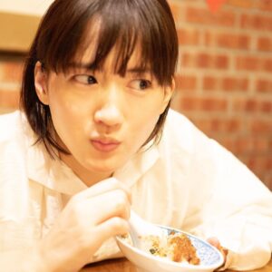 Haruka Ayase Instagram - 大来小館 
台北市大安區永康街 7 巷 2 號 "魯肉飯コンテスト"で優勝🏆✨という輝かしい実績を持つ魯肉飯を、し〜っかりと真剣に味わっております。とろとろに煮込まれたお肉が美味しすぎる・・・🤤 台湾的家庭料理を気軽に楽しめるお店で、ほかのメニューも外れなし🙆‍♀️‼️
幸せの魯肉飯はいかが💕😋 #綾瀬はるか
#佐内正史
#ハルカノイセカイ
#台湾
#大来小館
#LUMIXS1R