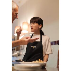Haruka Ayase Instagram - リスボンのプライベートダイニングで家庭料理を学んだ時の写真です。このマッシュルームのソテーとんでもなく美味しかった〜。
あつあつを試食⇨熱々って、でも美味しい⇨マッシュルームのソテーとなっております🥰

#ハルカノイセカイ
#ハルカノイセカイ03
#ハルカノイセカイ リスボン
#綾瀬はるか
#新津保建秀
#世界を食べ歩き
#LUMIXS1R 
#LUMIXS1