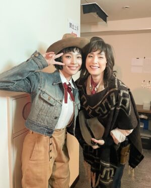 Haruka Imou Instagram - 舞台「広島ジャンゴ」
全40公演を全員で走り抜きました！
ジャンゴメンバーは皆様お優しく頼もしく既に恋しいです。

観劇して下さった皆様も本当にありがとうございました。

そしてケイとして、
様々な壁と向き合った3ヶ月間が自身にとっても大きな収穫となりました。
最後には愛に溢れていました。

お互いが生きていることを祝福し、
争いのない世界になることを願い祈りを込めました。

どうか皆様ご自愛ください。

写真は、お母さんの天海祐希さんと可愛いディカプリオの鈴木亮平さん。
愛おしいおふたりとのオフショットです♡