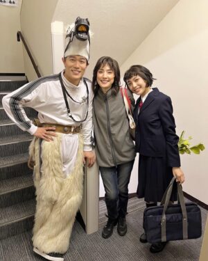 Haruka Imou Instagram - 舞台「広島ジャンゴ」
全40公演を全員で走り抜きました！
ジャンゴメンバーは皆様お優しく頼もしく既に恋しいです。

観劇して下さった皆様も本当にありがとうございました。

そしてケイとして、
様々な壁と向き合った3ヶ月間が自身にとっても大きな収穫となりました。
最後には愛に溢れていました。

お互いが生きていることを祝福し、
争いのない世界になることを願い祈りを込めました。

どうか皆様ご自愛ください。

写真は、お母さんの天海祐希さんと可愛いディカプリオの鈴木亮平さん。
愛おしいおふたりとのオフショットです♡