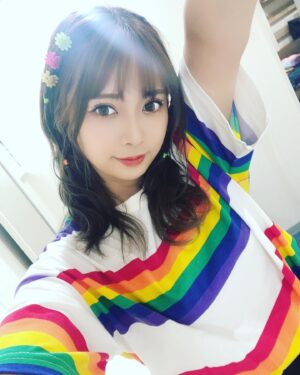 Haruka Yamazaki Instagram - 虹色コーデ🌈
Machicoのあそんでつくろのゲストだったので虹色テーマでTシャツ買いました🌈✌️
・
ハッピーな髪の毛にしてもらったよ〜🌈
 #ヘアアレンジ  #ハッピーヘアアレンジ  #あそつく