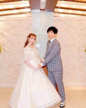 Haruka Yamazaki Instagram - 👰結婚式あげました🤵🤍🕊
＊
妹の着物はお母さんの形見で
🥁🎤特注ケーキ
凪庵先生のウェルカムボード♡
ミリオン38人＋ライブゲームアニメ各所スタッフ総勢147名からのサプライズムービー🎁
豪華な余興🎤(また写真のせるね✨️)
ミッキーミニー風衣装♥️🖤💛
＊
沢山の人に囲まれた幸せな日になりました🤍
＊＊ 
 #結婚式 
 #ミニードレス
 #ディズニーウエディング (風)
 #披露宴
 #結婚式コーデ