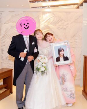 Haruka Yamazaki Instagram - 👰結婚式あげました🤵🤍🕊
＊
妹の着物はお母さんの形見で
🥁🎤特注ケーキ
凪庵先生のウェルカムボード♡
ミリオン38人＋ライブゲームアニメ各所スタッフ総勢147名からのサプライズムービー🎁
豪華な余興🎤(また写真のせるね✨️)
ミッキーミニー風衣装♥️🖤💛
＊
沢山の人に囲まれた幸せな日になりました🤍
＊＊ 
 #結婚式 
 #ミニードレス
 #ディズニーウエディング (風)
 #披露宴
 #結婚式コーデ