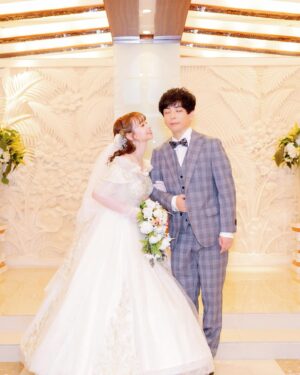 Haruka Yamazaki Instagram - 👰結婚式あげました🤵🤍🕊
＊
妹の着物はお母さんの形見で
🥁🎤特注ケーキ
凪庵先生のウェルカムボード♡
ミリオン38人＋ライブゲームアニメ各所スタッフ総勢147名からのサプライズムービー🎁
豪華な余興🎤(また写真のせるね✨️)
ミッキーミニー風衣装♥️🖤💛
＊
沢山の人に囲まれた幸せな日になりました🤍
＊＊ 
 #結婚式 
 #ミニードレス
 #ディズニーウエディング (風)
 #披露宴
 #結婚式コーデ