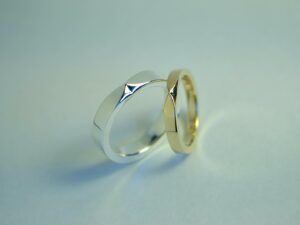 Haruka Yamazaki Instagram - 1年以上かけて準備してきた日がもうすぐ。
結婚発表の時に旦那さんが原型作っていますと伝えた指輪が
完成しました💍*。
＊
幸せな日になりますように👰🧑‍💼🕊
＊
初めての自分でジェルネイルシール💅✨
髙橋ミナミちゃん手作りのピアスたち👂🏻
ミニーの耳のは私が作る時手伝ってくれた✨️
エステで鎖骨出た！