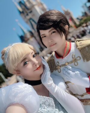 Haruka Yamazaki Instagram - Cinderella💙シンデレラ
.
OFF shot📸
.
お子さんたちの「シンデレラー！」癒された…
王子手作りのカチューシャかわいい♡
ミッキーに王族っぽいご挨拶してもらえた♡
「王子より好き」って言ってみたら
「いやー王子様ごめんなー？」
って感じ出してて面白くて可愛くて楽しかった笑
 #シンデレラ仮装  #ディズニー仮装2023 
 #Dハロ仮装  #dハロ仮装