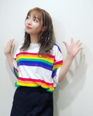 Haruka Yamazaki Instagram - 虹色コーデ🌈
Machicoのあそんでつくろのゲストだったので虹色テーマでTシャツ買いました🌈✌️
・
ハッピーな髪の毛にしてもらったよ〜🌈
 #ヘアアレンジ  #ハッピーヘアアレンジ  #あそつく