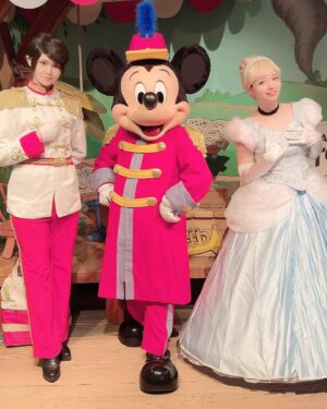 Haruka Yamazaki Instagram - Cinderella💙シンデレラ
.
OFF shot📸
.
お子さんたちの「シンデレラー！」癒された…
王子手作りのカチューシャかわいい♡
ミッキーに王族っぽいご挨拶してもらえた♡
「王子より好き」って言ってみたら
「いやー王子様ごめんなー？」
って感じ出してて面白くて可愛くて楽しかった笑
 #シンデレラ仮装  #ディズニー仮装2023 
 #Dハロ仮装  #dハロ仮装