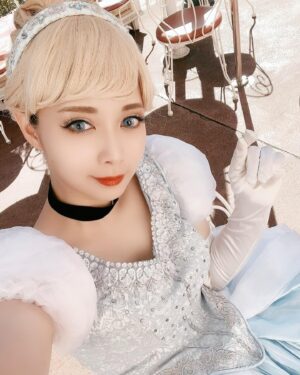 Haruka Yamazaki Instagram - Cinderella💙シンデレラ
.
OFF shot📸
.
お子さんたちの「シンデレラー！」癒された…
王子手作りのカチューシャかわいい♡
ミッキーに王族っぽいご挨拶してもらえた♡
「王子より好き」って言ってみたら
「いやー王子様ごめんなー？」
って感じ出してて面白くて可愛くて楽しかった笑
 #シンデレラ仮装  #ディズニー仮装2023 
 #Dハロ仮装  #dハロ仮装