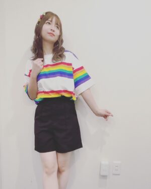 Haruka Yamazaki Instagram - 虹色コーデ🌈
Machicoのあそんでつくろのゲストだったので虹色テーマでTシャツ買いました🌈✌️
・
ハッピーな髪の毛にしてもらったよ〜🌈
 #ヘアアレンジ  #ハッピーヘアアレンジ  #あそつく