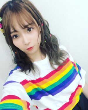 Haruka Yamazaki Instagram - 虹色コーデ🌈
Machicoのあそんでつくろのゲストだったので虹色テーマでTシャツ買いました🌈✌️
・
ハッピーな髪の毛にしてもらったよ〜🌈
 #ヘアアレンジ  #ハッピーヘアアレンジ  #あそつく