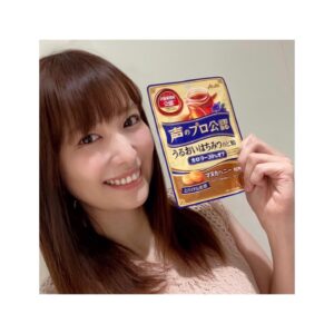Haruka Yoshimura Instagram - アンバサダーをつとめさせて頂く事になりました。

飴が大好きなので
このような機会を頂けて嬉しいです。
⁡
⁡
❁のど飴ってずっと舐め続けるので甘すぎると飽きがくるのですが、この飴は最初はマヌカハニーのとろんとした甘さなのですが、途中から杏仁豆腐のさわやかな味に変わるのでずっと舐めていられます♪
⁡
形もこぶりなラグビーボール状？になっており
口の中でころんと転がしやすいです。
⁡
後味はすっきりな甘さが残っているので、もうひとつ舐めたくなります♪
⁡

❁個人的に袋が大好き！
小さいカバンにも入る小ぶりな袋なのですがチャックがついて、一袋ずつ梱包されていないのでゴミも出にくい！
⁡
⁡
⁡
セブンイレブンさんで購入出来るので
ぜひお試し下さい♪
⁡
⁡
#アサヒグループ食品株式会社 
#TwitterでSNSキャンペーンもやってるからよろしくお願いします