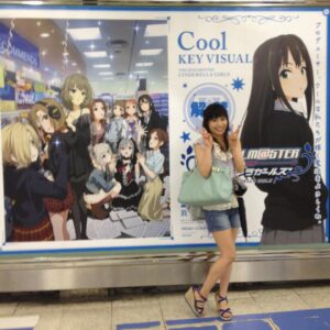 Haruka Yoshimura Instagram - まさかWONDERFUL M@GIC!! が令和に上映されると思わなかった！！
⁡しかも1stと2ndの Blu-rayが発売されるなんて
！！！
⁡
仲間内で連絡を取り合いながらなつかしんでいると、懐かしの写真が出てきたので画像があらいけどのせちゃう🥰
⁡
⁡
●1枚目は2ndのパンフ撮影

この時のパッションのテーマがヘンゼルとグレーテルだったのでのぞみとこんな格好をしております◡̈❁
⁡
⁡
●2枚目は2013年のおねしん発売イベント

先輩の山本さんが私の為にMとRのネックレスとシュシュを下さってすごく嬉しかった！
先輩に物を頂いたので何か返さなきゃ！と思ってピンクとイエローのニコちゃんの髪飾りをお返ししたの◡̈✩✮
⁡
そしたら5年後のSS3Aのイベントの練習の時に希望がつけてくれていて、もしかしてその髪飾り！！って言ったら
「これなんか家にあったやつ〜」って言ってて　
後日ネックレスを見せても「全然覚えてない〜」って言われたの🤣

優しかった山本先輩もいいけど
今の素の希望がいいよね。

⁡

●3枚目はそんな希望のスーパー可愛い写真！！
⁡
今もとっても可愛いけど
可愛いっていいたくなくなるのはなぜ？🤗 #のじょかわ
⁡
⁡
⁡
●4枚目はふーりんとアニメのキービジュアルを見に行った時の写真
⁡
めちゃくちゃ可愛い！！
出会った当初から大人っぽいと思ってたんだけどワンダフルマジックをみるとすごく少女で可愛いくてビックリした！！
年を重ねる事にふーりんの事どんどんわかって、どんどん仲良くなれて嬉しい

⁡
●5枚目は綾と美嘉の発売記念に横浜までパネルと写真を撮りに行った時の物です
⁡
この頃、綾はシンデレラに入る前だったんだけど私が美嘉の役に決まったので写真撮りに行こうって誘ってくれたの｡ﾟ(ﾟ´ω`ﾟ)ﾟ｡
いつの時代も変わらない綾の優しさにいつも救われています。
⁡
⁡
#山本希望
#福原綾香
#洲崎綾
