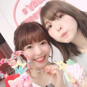 Haruka Yoshimura Instagram - DVDも発売しましたので﻿
﻿
インスタ映え写真を🤳﻿
ぜひ遊びに行ってみて下さい*ˊᵕˋ)੭

イベントの事はまたブログで♫
﻿
﻿
#牧野由依　ちゃん﻿
#東京ジャーミイ﻿
#kawaiimonstercafe﻿
#eddysicecream
#かわゆい
