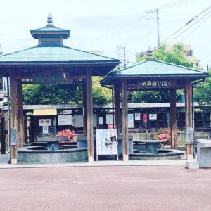 Haruka Yoshimura Instagram - 湯本❁

遊湯亭のフラ女将さんに案内して頂き 
たくさんの素敵な場所につれていってもらいました。
. 
駅前のきれいなお花を植えたり
童謡館の案内を
町の人がボランティアで行なっているみたいで
.
町の人みんなで作っている湯本が
さらに大好きになりました。
.
.
#福島 #湯本 #フラ女将 #遊湯亭 #足湯 #フライングベイビーズ
